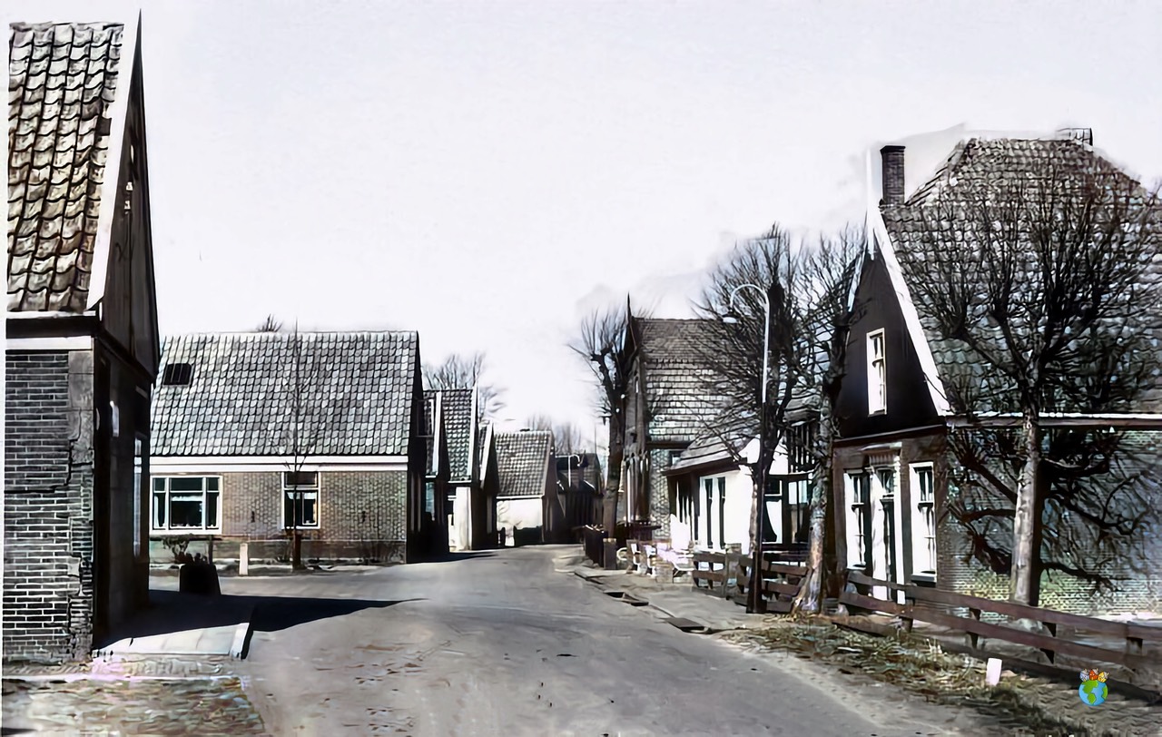 Dorpsstraat ca 1920 ingekleurd